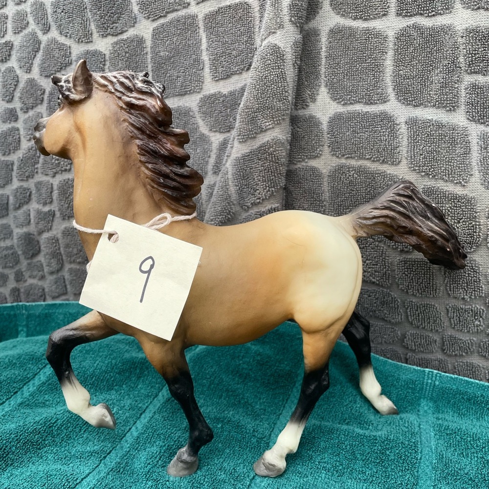 Mustang Breyer horse. 8 inches tall at poll.